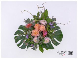 Detail - Blumenstrauß mit Clematis, Protea, Ranunkeln und Rosen
