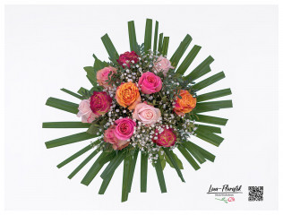 Im Detail - Blumenstrauß mit bunten Rosen, Schleierkraut und Stechpalmblätter