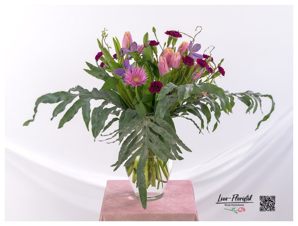 Luftiger Frühlingsstrauß mit Tulpen, Gerbera, Nelken und Clematis