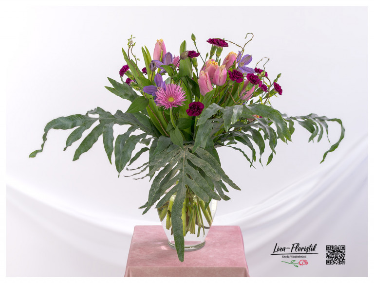 Luftiger Frühlingsstrauß mit Tulpen, Gerbera, Nelken und Clematis