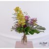 Orchidee mit pinker Rose, Nelke, Eukalyptus und gefärbtem Standflieder