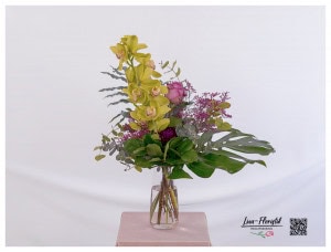 Orchidee mit pinker Rose, Nelke, Eukalyptus und gefärbtem Standflieder