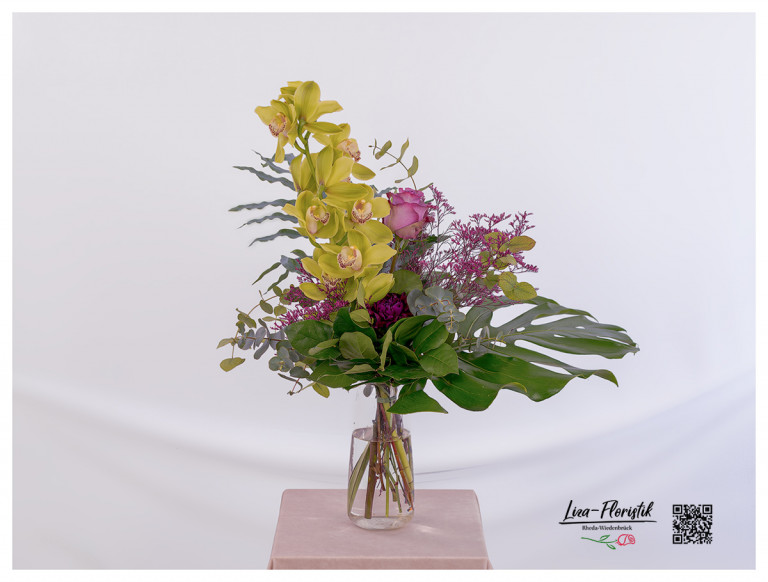 Orchidee mit pinker Rose, Nelke, Eukalyptus und gefärbtem Standflieder