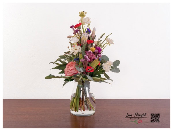 Bunter Blumenstrauß mit Ranunkeln Butterfly, Rose, Craspedia, Gerbera, Protea, Eukalyptus und Ornithogalum