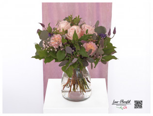 Blumenstrauß mit rosa Rosen Pomarosa, Nelken, Clematis und weißem Schleierkraut