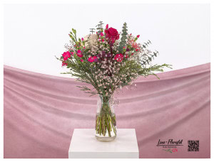 Fluffiger Blumenstrauß mit Gerbera in pink, roten und weißen Rosen, roten Nelken, Eukalyptus und rosa Schleierkraut