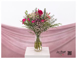 Fluffiger Blumenstrauß mit Gerbera in pink, roten und weißen Rosen, roten Nelken, Eukalyptus und rosa Schleierkraut