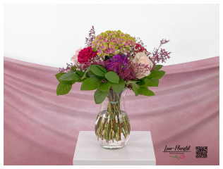 Blumenstrauß mit güner Hortensie, roten und rosa Rosen,  gefärbtem Strandflieder, weißem Schleierkraut und lila Statice