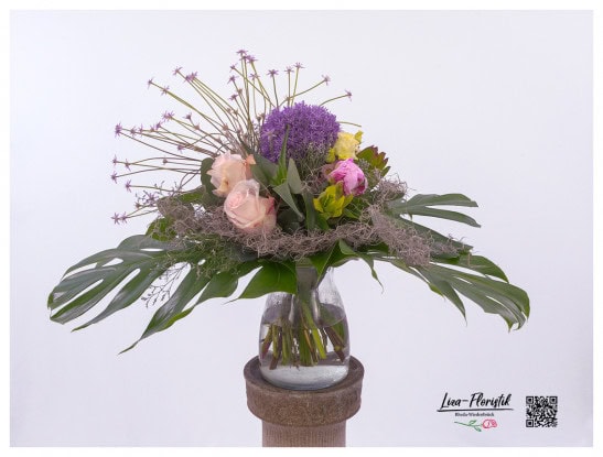 Blumenstrauß mit Pfingstrosen, Allium, Rosen, Lisianthus, Leucodendron, Aloe Vera, Tillandsia und Moos