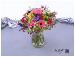 Bunter Strauß mit Kamille, Statize, Lisianthus, Gerbera, Polyantharosen, Clematis und Thlaspi