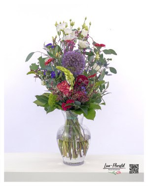 Blumenstrauß mit Celosia, roter Gerbera, roter Ecuador Rose, Ornithogalum, Statice, grüner Bartnelke, Clematis, Allium, Eukalyptus und weißem Lisianthus