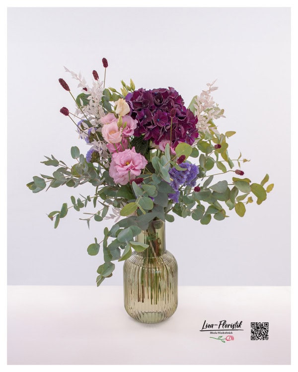 Blumenstrauß mit Strandflieder (Statice), Lisianthus,  Eukalyptus, Ruskus, Wiesenknopf und Hortensie