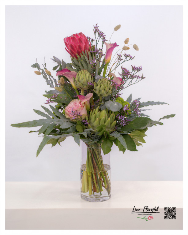 Blumenstrauß mit Calla, Artischocken, Protea, Ecuador Rosen und Eukalyptus
