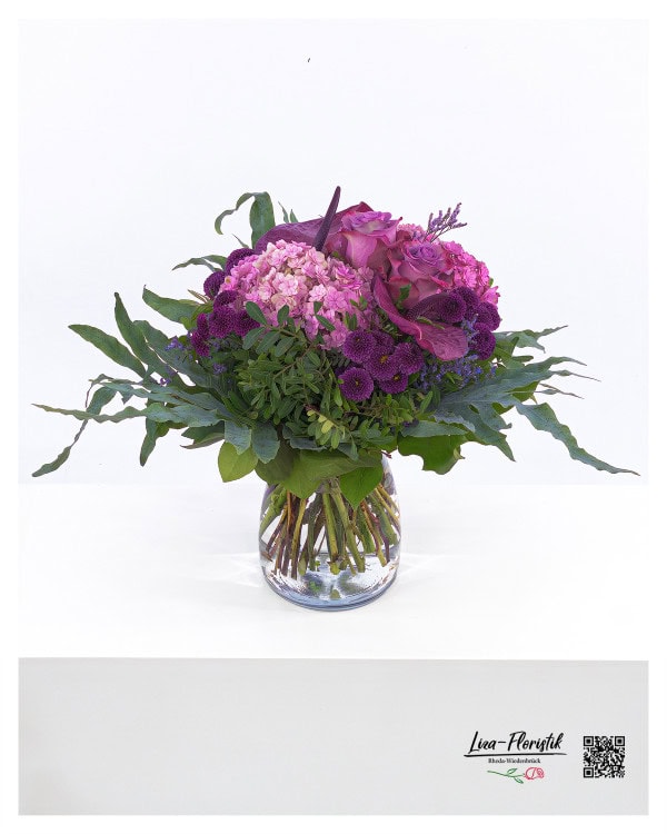 Blumenstrauß mit Anthurien,  roten Hortensien,  roten Ecuador Rosen und rotem Santini