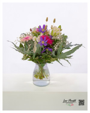 Blumenstrauß mit Clematis, gefüllten Lilien, Gerbera, Alstromerie, Schleierkraut, Eukalyptus und Lysianthus