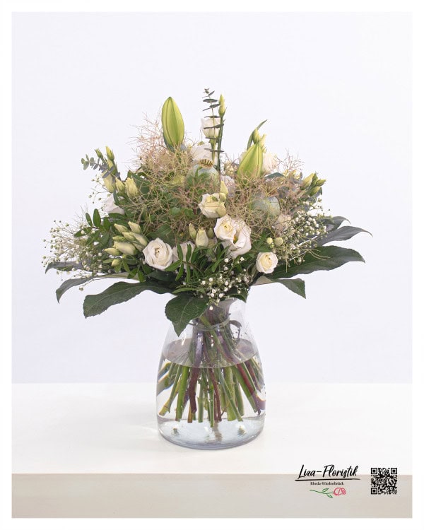 Blumenstrauß mit Lilien, Lisianthus, Mohn, Schleierkraut, Perückenstrauch, Hortensie und Eukalyptus