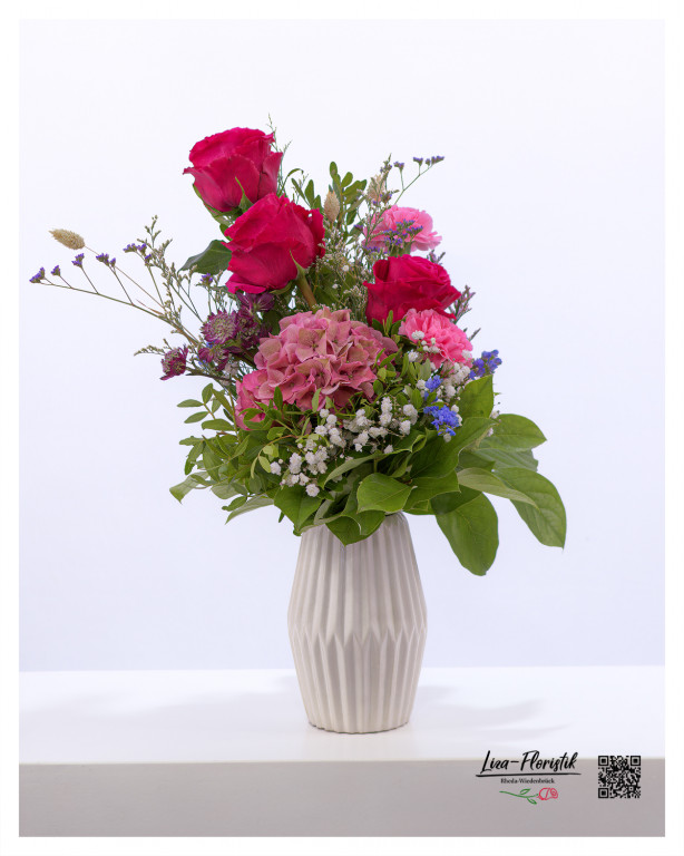 Blumenstrauß mit pinken Rosen, rosa Hortensie, pinken Nelken, weißem Schleierkraut, Statice und Astrantie