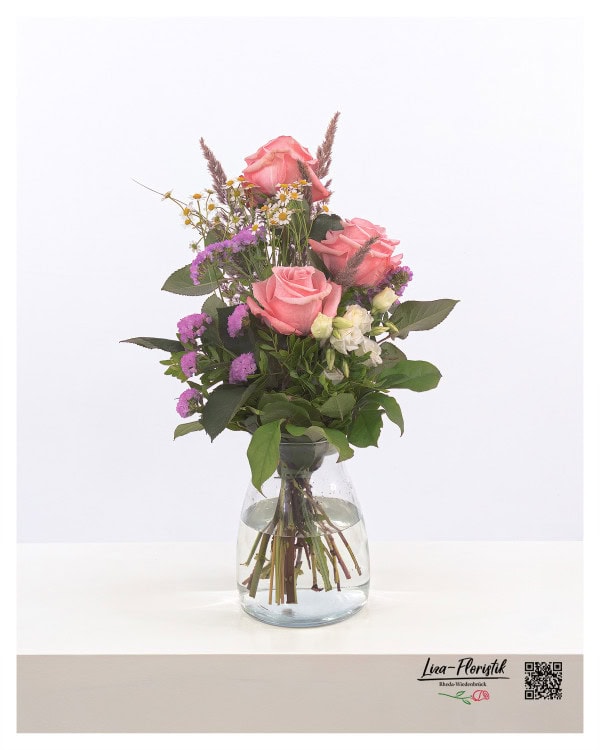 Blumenstrauß mit Statice, Lisianthus, Rosen und Kamille