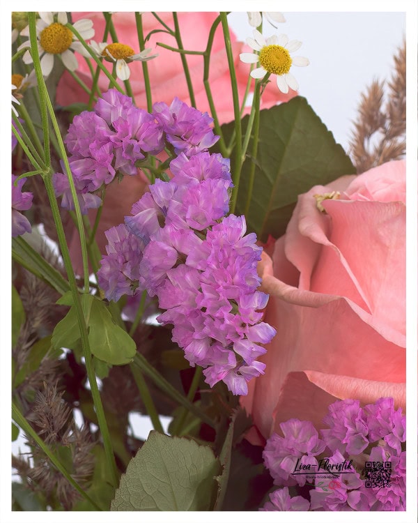 Im Detail: Statice, Rosen und Kamille