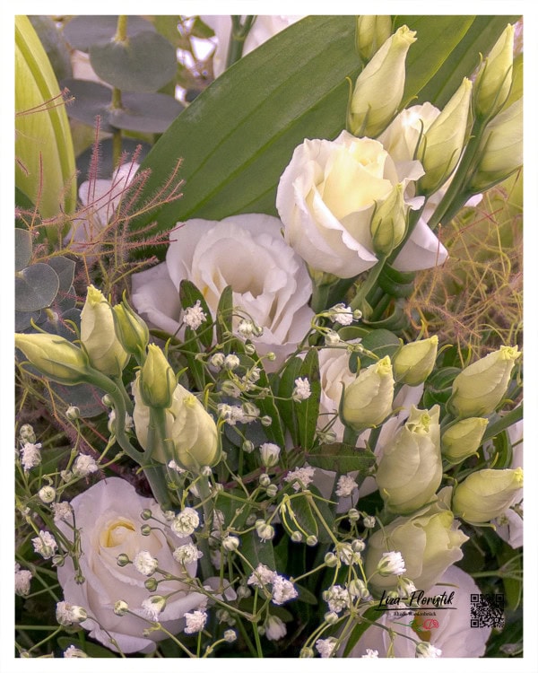 Lisianthus, Schleierkraut und Eukalyptus im Detail