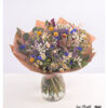 Rustikaler Sommerstrauß mit Kornblumen, Craspedia, Kamille, Eukalyptus, Schleierkraut, Statice, Pampasgras, Distel, Lagurus, Wiesenknopf und Ruscus