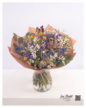 Rustikaler Sommerstrauß mit Kornblumen, Craspedia, Kamille, Eukalyptus, Schleierkraut, Statice, Pampasgras, Distel, Lagurus, Wiesenknopf und Ruscus