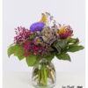 Rustikaler Strauß mit Artischockenblüte - blaue Hortensie, pinkes Schleierkraut, zarte Statice und die leuchtende Fackellilie vereinen sich zu einem farbenfrohen Kunstwerk.
