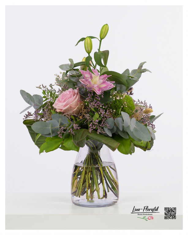 Blumenstrauß mit pinke Lilien, rosa Rosen, lila Strandflieder, Eukalyptus, grüne Bartnelken und Phalaris