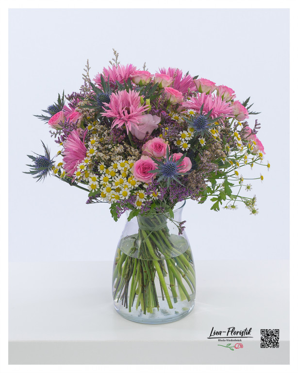 Blumenstrauß mit rosa Gerbera, rosa Rosen, Disteln, Strandflieder und Kamille