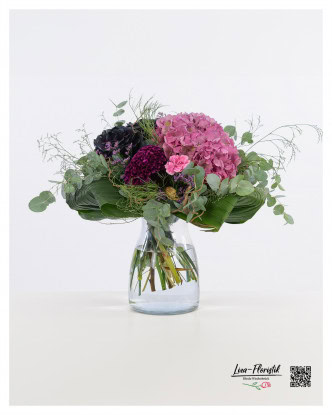 Dieser elegante Blumenstrauß kombiniert die dramatische Schönheit schwarzer Rosen mit der lebhaften Farbe einer pinken Hortensie, ergänzt durch das zarte Grün von Eukalyptus, die samtige Struktur der Celosia, die filigranen Akzente des Strandflieders und die verspielten Blüten von Nelken. Dieser elegante Blumenstrauß kombiniert die dramatische Schönheit schwarzer Rosen mit der lebhaften Farbe einer pinken Hortensie, ergänzt durch das zarte Grün von Eukalyptus, die samtige Struktur der Celosia, die filigranen Akzente des Strandflieders und die verspielten Blüten von Nelken.