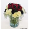 Blumenstrauß zum 40.Geburtstag: Ein prachtvolles Arrangement aus roten, weißen und schwarzen Rosen, bei dem die Zahl "40" kunstvoll in roten Blüten gestaltet ist, umrahmt von feinem weißen Schleierkraut.
