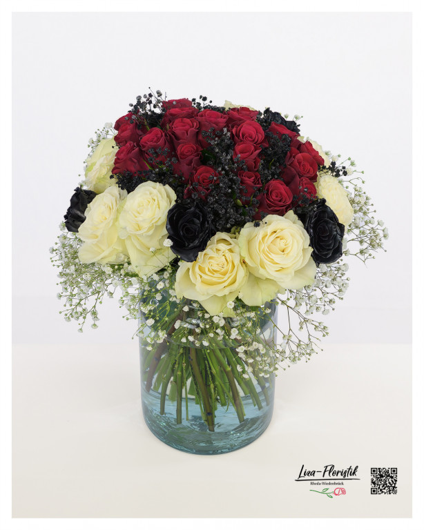 Blumenstrauß zum 40.Geburtstag: Ein prachtvolles Arrangement aus roten, weißen und schwarzen Rosen, bei dem die Zahl "40" kunstvoll in roten Blüten gestaltet ist, umrahmt von feinem weißen Schleierkraut.