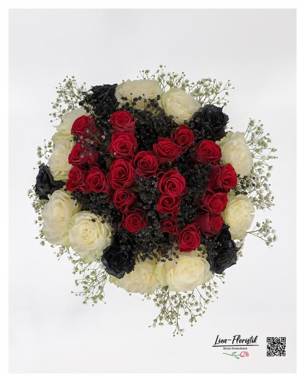 Ein kunstvoller Blumenstrauß zum 40. aus roten, weißen und schwarzen Rosen, umrahmt von zartem weißem Schleierkraut.