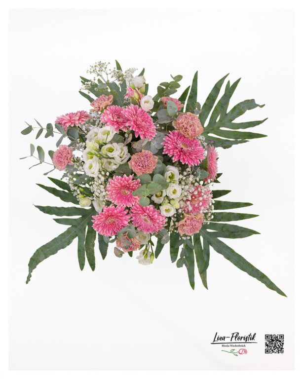 Aus dieser Perspektive offenbart der Blumenstrauß die lebendige Harmonie von pinken Gerbera, Nelken, zarten Lisianthus und Schleierkraut, umrahmt von frischem Eukalyptus und üppigem Grün