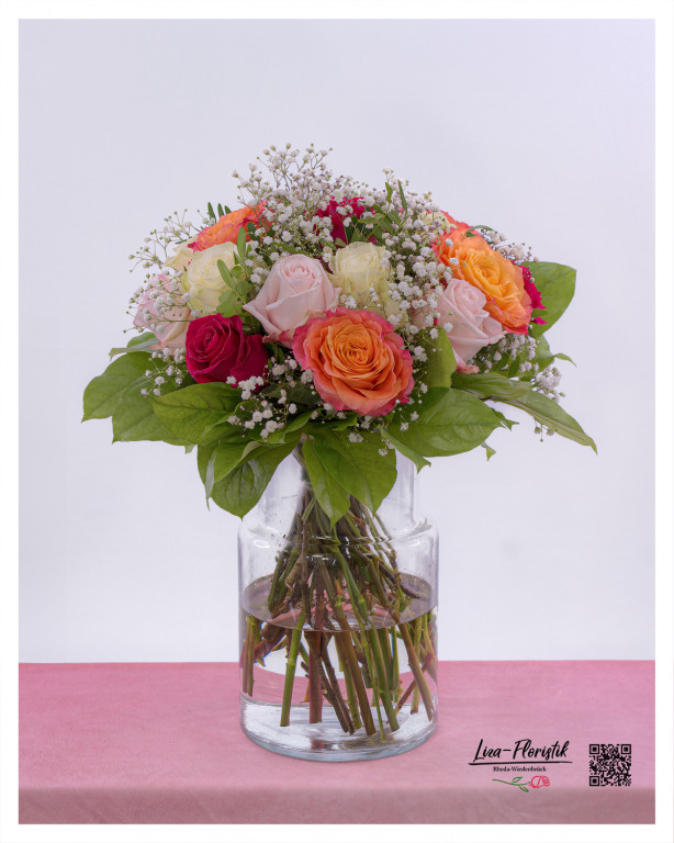 Geburtstagsstrauß aus farbenfrohen Ecuador Rosen, zartem Schleierkraut und frischem Grün für unvergessliche Momente.