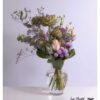 Gestaffelter Blumenstrauß mit Artischocken, rosa Rose, lila Lisianthus, Statice, lila Santini und Eukalyptus