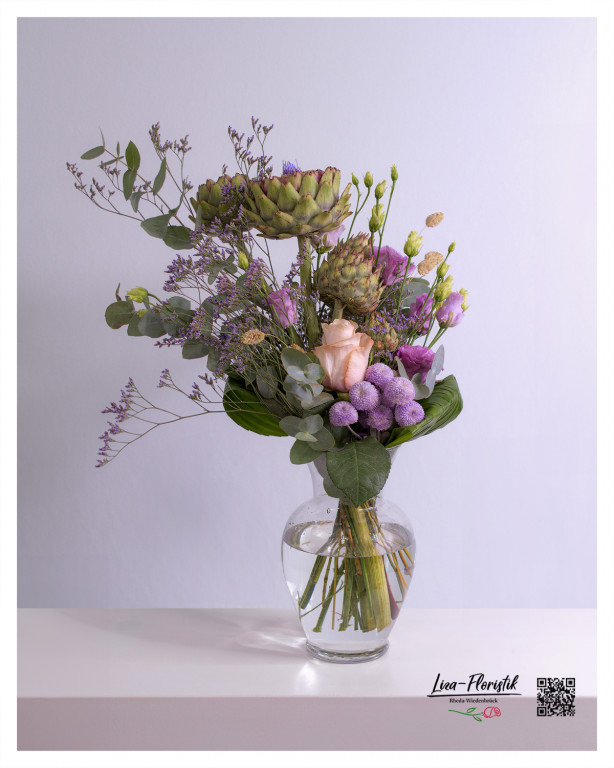 Gestaffelter Blumenstrauß mit Artischocken, rosa Rose, lila Lisianthus, Statice, lila Santini und Eukalyptus
