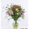 Filigraner Blumenstrauß mit Hortensie, Lisianthus und Rosen, ergänzt durch die feinen Akzente des Strandflieders, der eine natürliche Leichtigkeit und elegante Anmut verströmt.