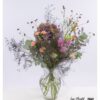Luftiger Blumenstrauß mit Trossnelken, Hortensie, Wiesenknopf, Eukalyptus, Lisianthus und Strandflieder
