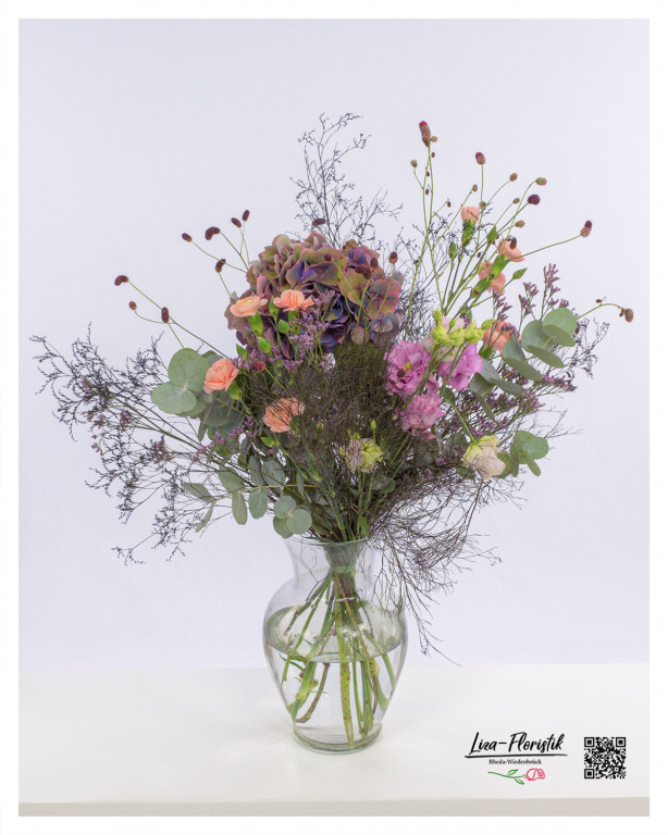 Luftiger Blumenstrauß mit Trossnelken, Hortensie, Wiesenknopf, Eukalyptus, Lisianthus und Strandflieder