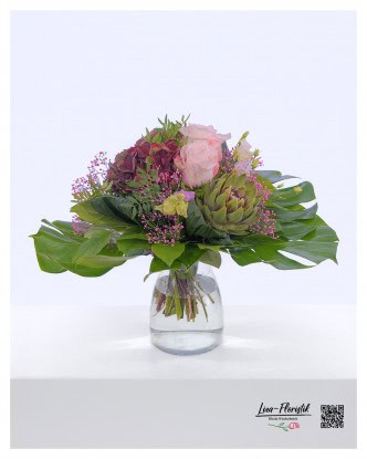 Sanfter Sommerstrauß mit Hortensien, Artischocke, rosa Rosen, rotem Schleierkraut und Lisianthus in Pastell