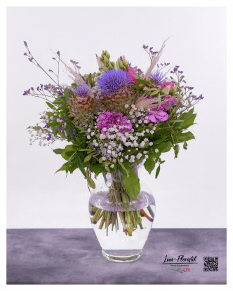 Sommerstrauß mit Artischocken, Nelken, Disteln, Lisianthus, Statice, Schleierkraut und Pampasgras