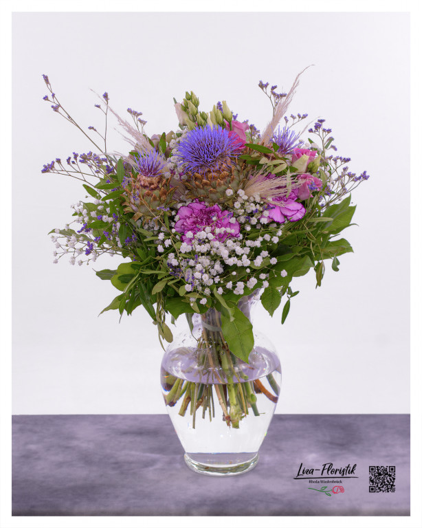 Sommerstrauß mit Artischocken, Nelken, Disteln, Lisianthus, Statice, Schleierkraut und Pampasgras