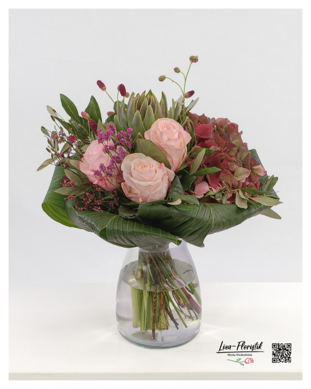 Strauß mit Artischocke, rosa Rosen, roter Hortensie , Wiesenknopf, pinkem Strandflieder und Olivenzweigen
