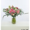 Zarter Blumenstrauß mit Gerbera, Nelken und Eukalyptus, ergänzt durch feines Schleierkraut und weiße Lisianthus, der eine sanfte Eleganz und Frische ausstrahlt.