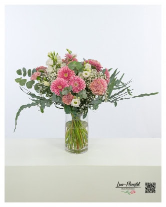 Zarter Blumenstrauß mit Gerbera, Nelken und Eukalyptus, ergänzt durch feines Schleierkraut und weiße Lisianthus, der eine sanfte Eleganz und Frische ausstrahlt.