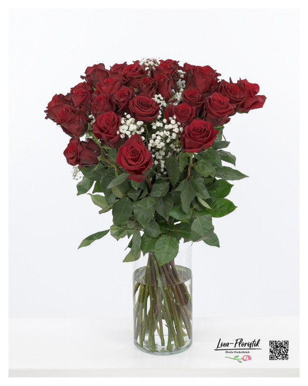 30 rote Rosen, prachtvoll arrangiert und kombiniert mit zartem Schleierkraut, bilden diesen beeindruckenden Strauß – eine perfekte Geste, um einen besonderen Geburtstag stilvoll zu feiern.