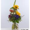Ein Blumenstrauß im Sommer, der leuchtende Sonnenblumen, violette Hortensien und Santini mit exotischer Protea vereint und so eine frische, lebendige Atmosphäre verbreitet.