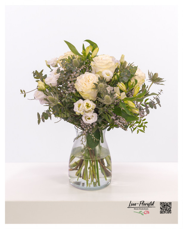 Eleganter Blumenstrauß mit weißen Rosen,, weißem Lisianthus, Disteln, und Eukalyptus