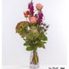 Gestaffelter Blumenstrauß mit Zierkohl, zarten apricotfarbenen Rosen, leuchtenden violetten Löwenmäulchen und lebhaften Hagebutten – ein echtes Highlight für jeden Anlass.